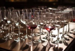 长虹红酒柜售后热线网点遍城介绍☜三层酒柜容量揭秘：红酒杯存放攻略